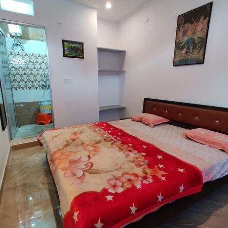 Varah Square Guest House Puskár Kültér fotó