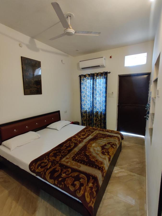Varah Square Guest House Puskár Kültér fotó