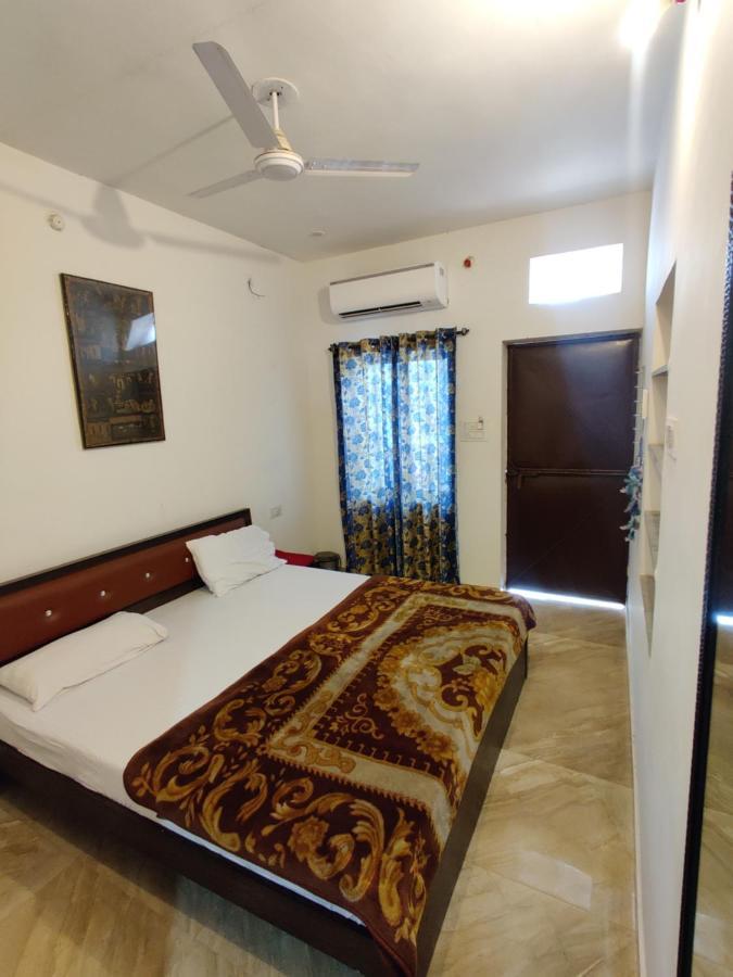 Varah Square Guest House Puskár Kültér fotó
