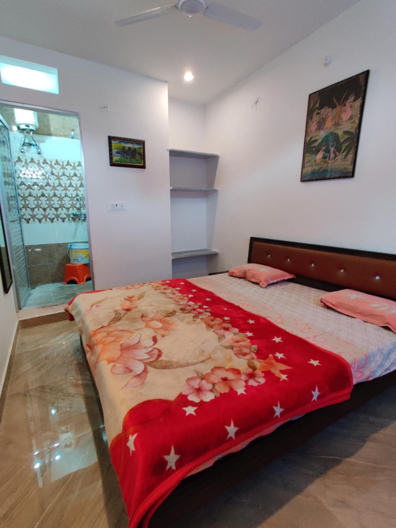 Varah Square Guest House Puskár Kültér fotó