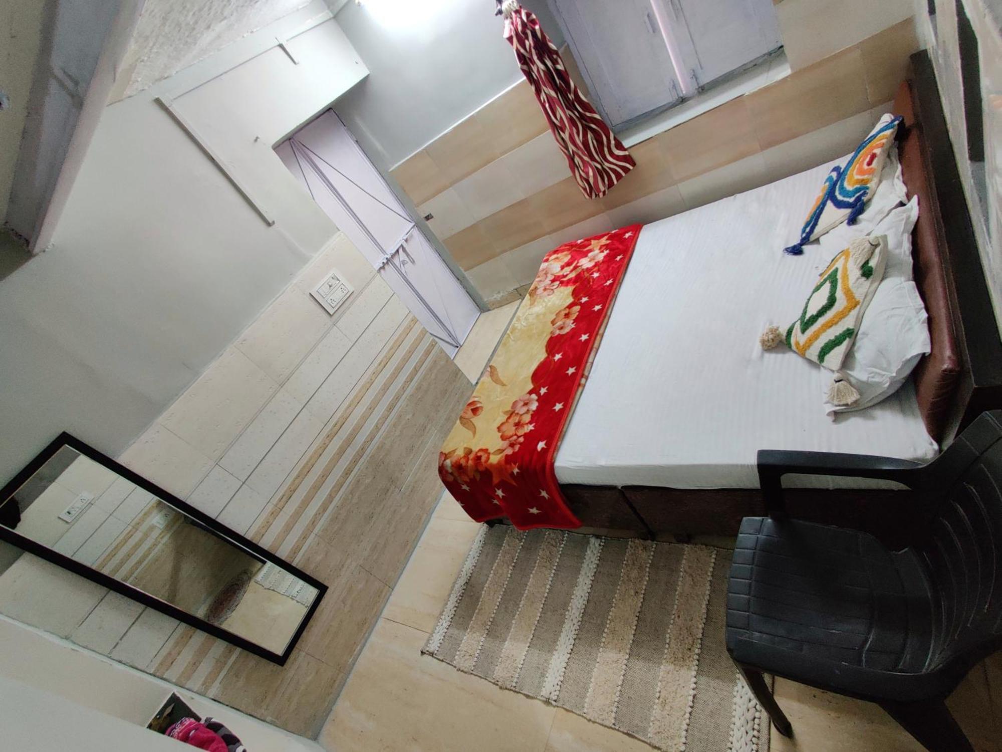 Varah Square Guest House Puskár Kültér fotó