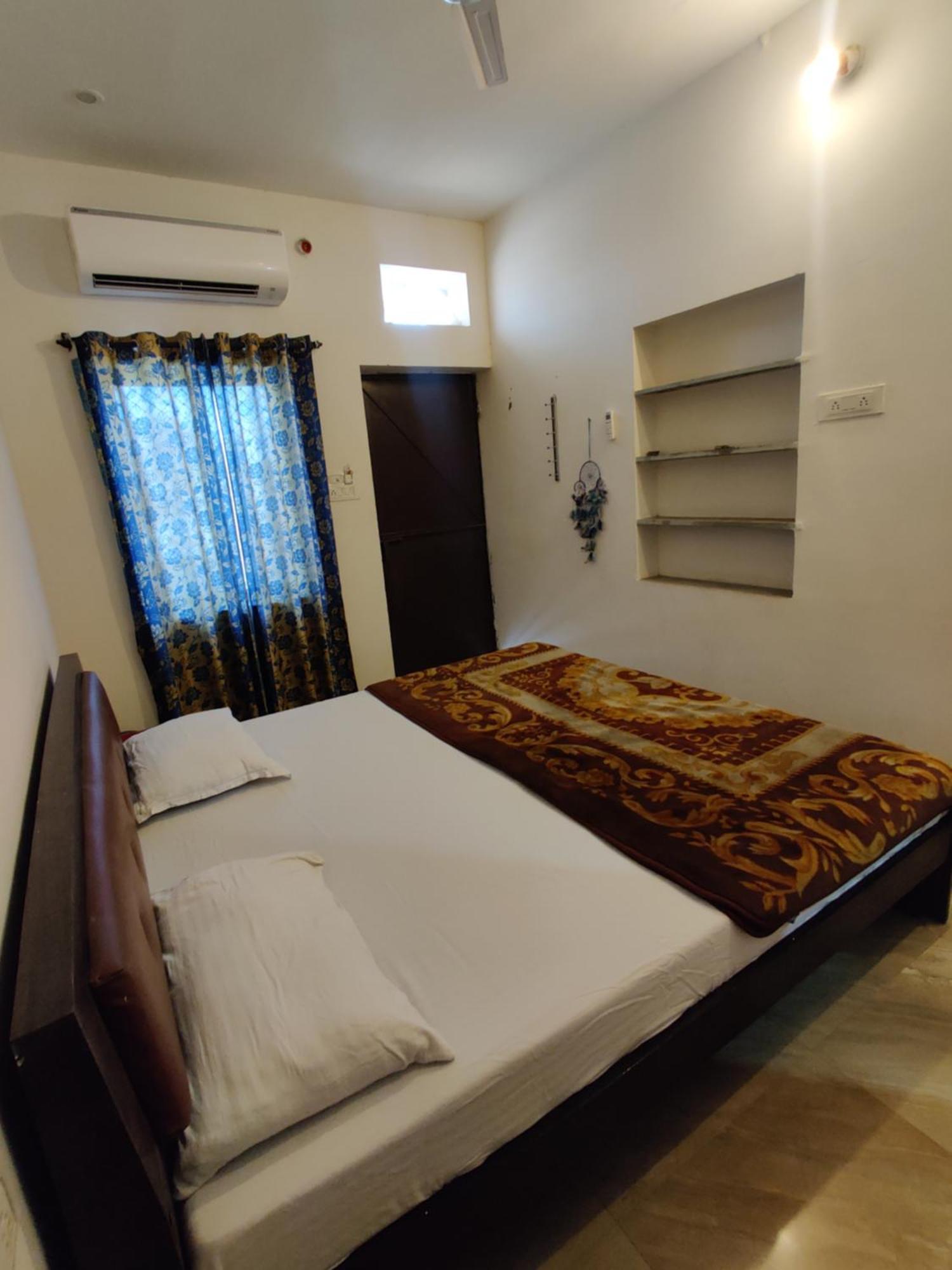 Varah Square Guest House Puskár Kültér fotó