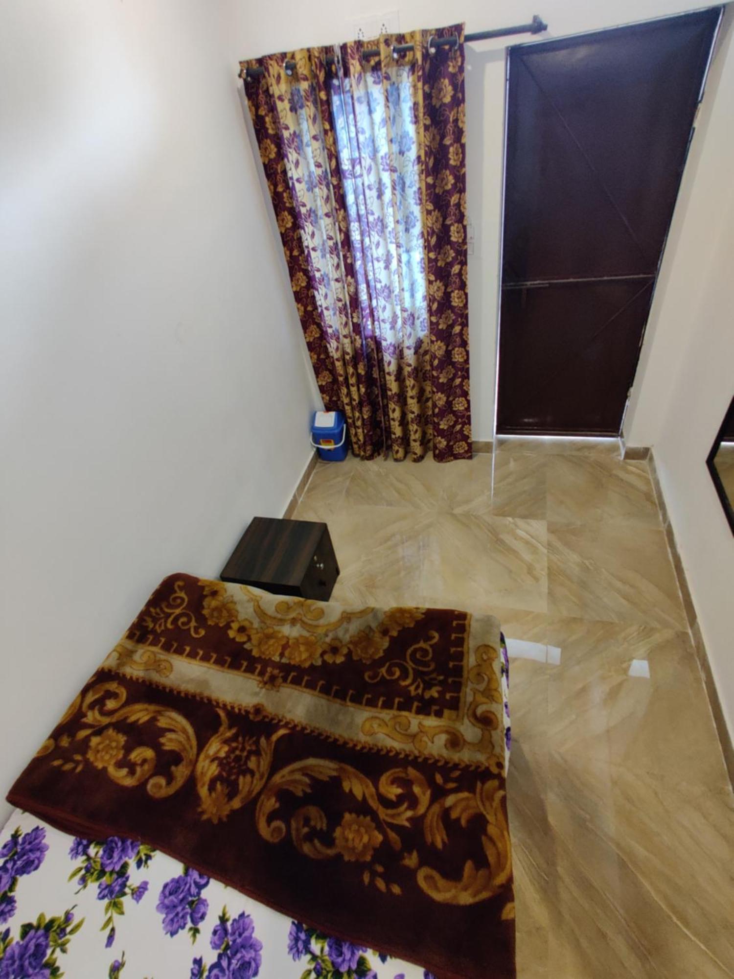 Varah Square Guest House Puskár Szoba fotó