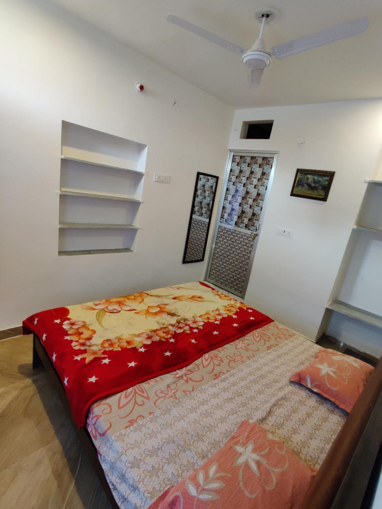 Varah Square Guest House Puskár Szoba fotó