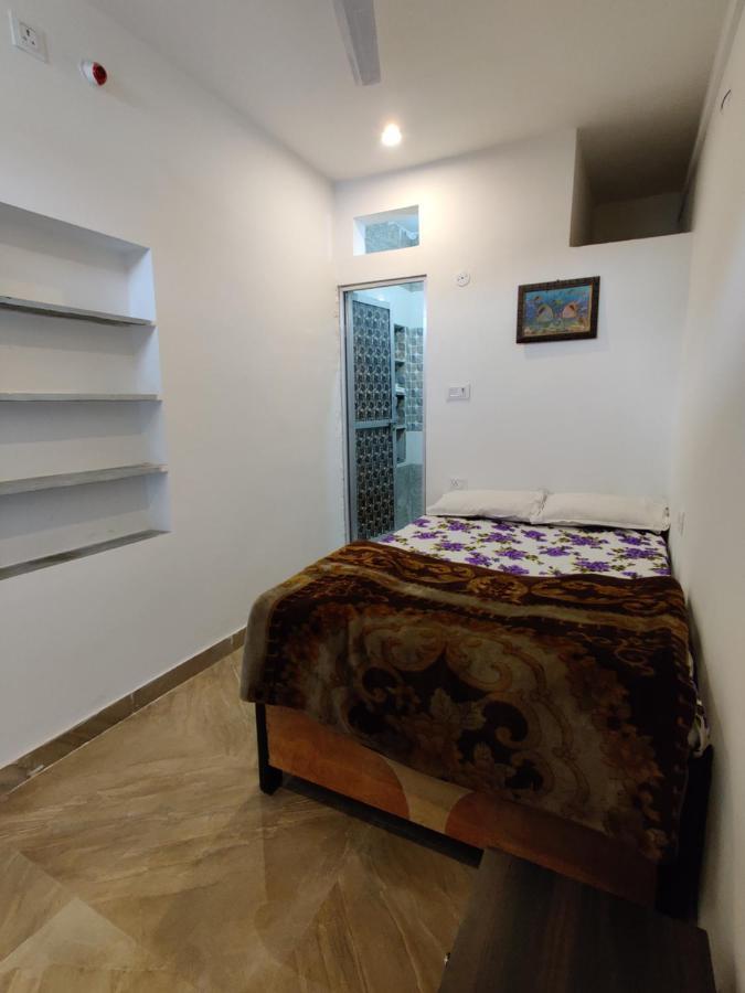 Varah Square Guest House Puskár Kültér fotó