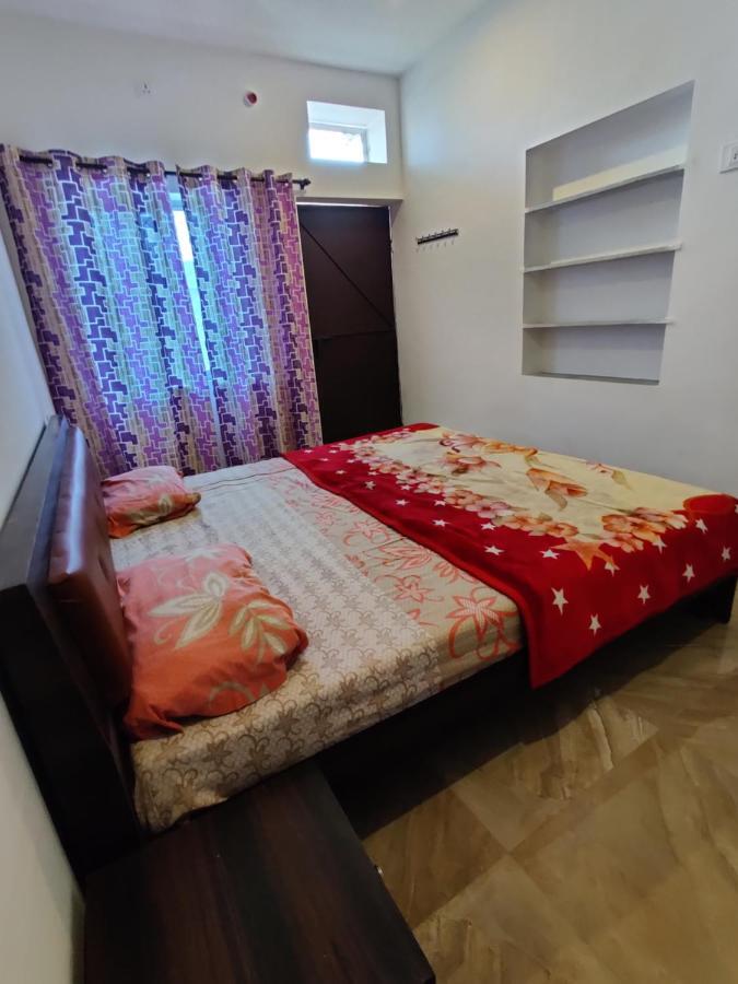 Varah Square Guest House Puskár Kültér fotó
