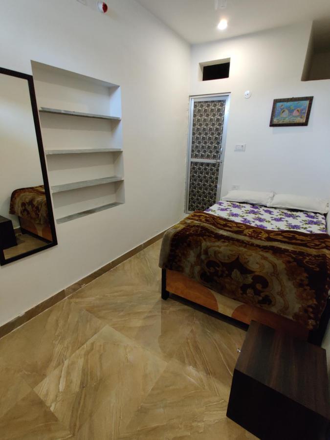 Varah Square Guest House Puskár Kültér fotó