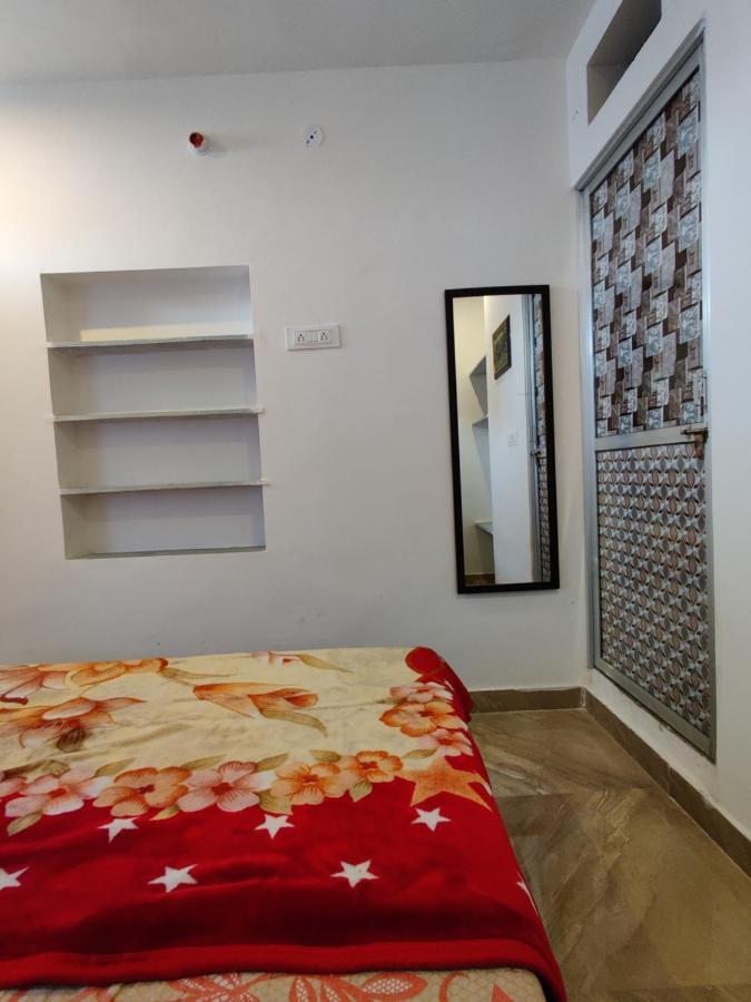Varah Square Guest House Puskár Kültér fotó