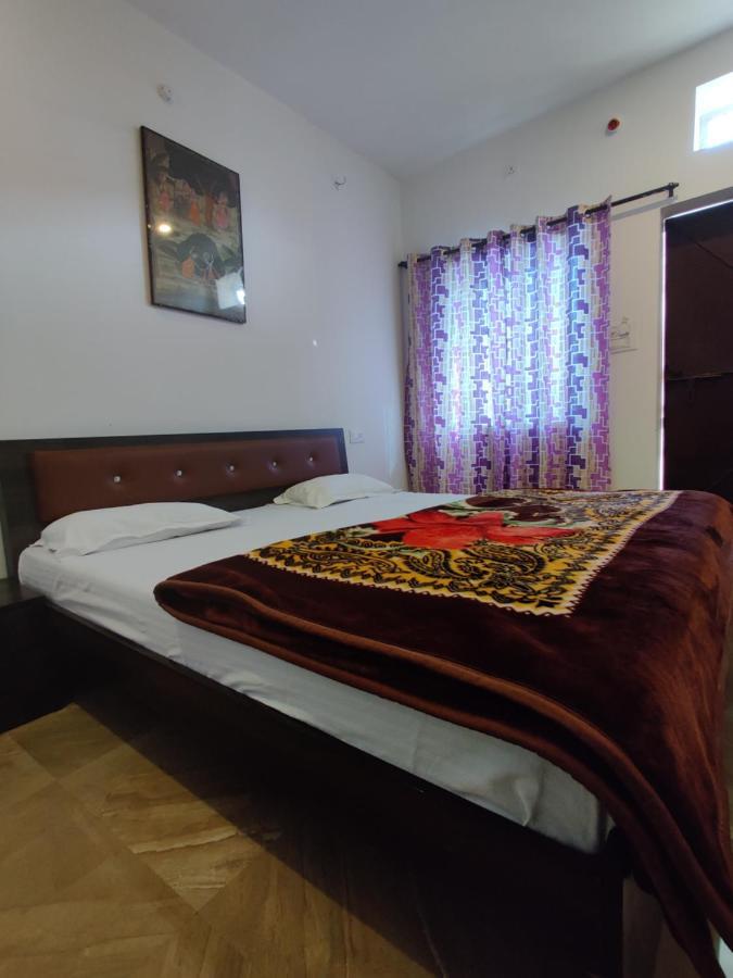 Varah Square Guest House Puskár Kültér fotó